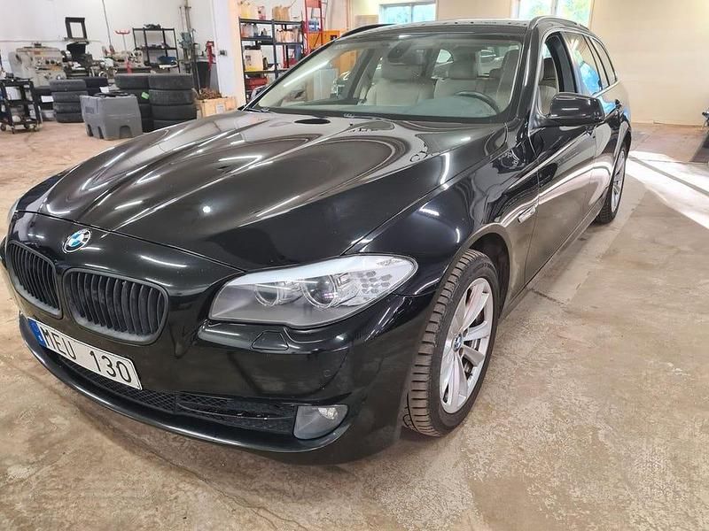 Svart Begagnad 2011 BMW 528 Kombi | 169 000 kr (Marknadspris) - Bild 1/4