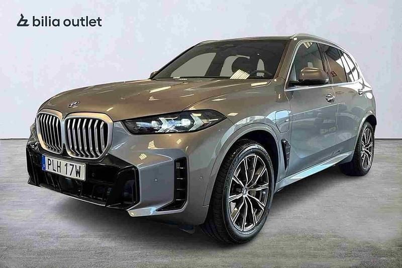 Grå Begagnad 2025 BMW X5 SUV | 939 900 kr (Superpris) - Bild 1/1