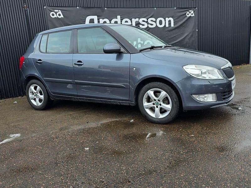 Grå Begagnad 2013 Skoda Fabia Elegance Halvkombi | 49 900 kr (Marknadspris) - Bild 1/4