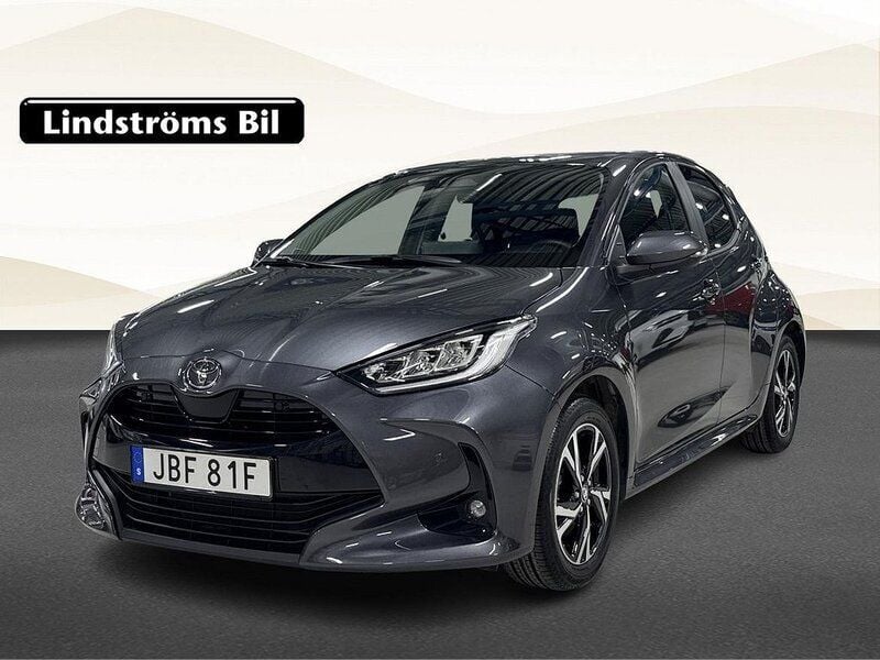 Mörkgrå Begagnad 2024 Toyota Yaris Hybrid Active Halvkombi | 279 000 kr (Dyr) - Bild 1/3