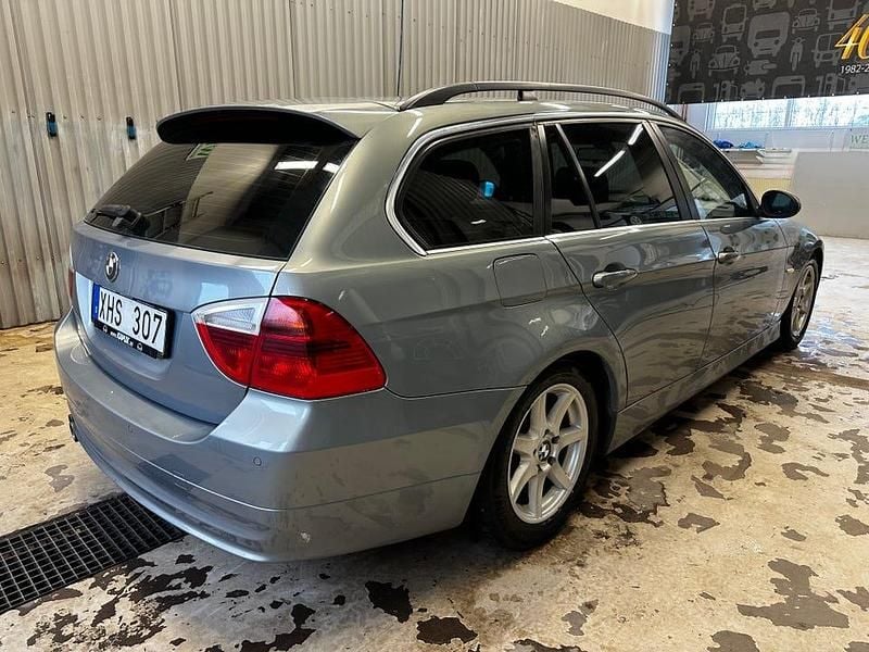 Begagnad BMW 325 218 HK (160 kW) 2006 Kombi