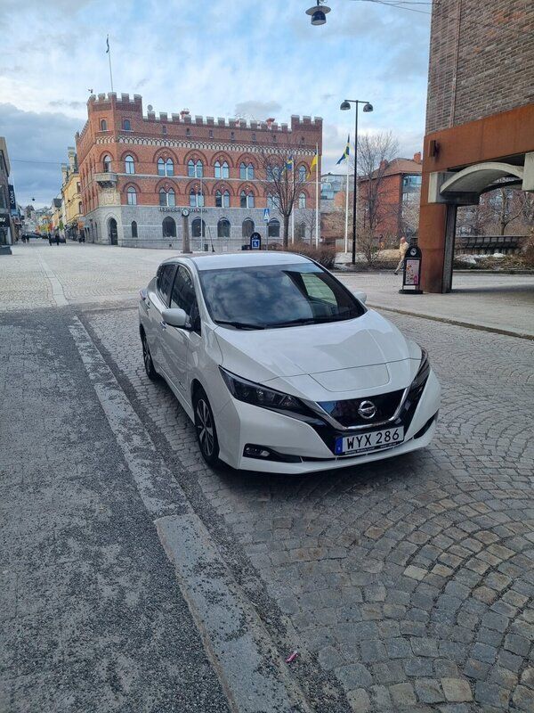 Begagnad Nissan Leaf 110 kW (150 HK) 2018 Vit Halvkombi
