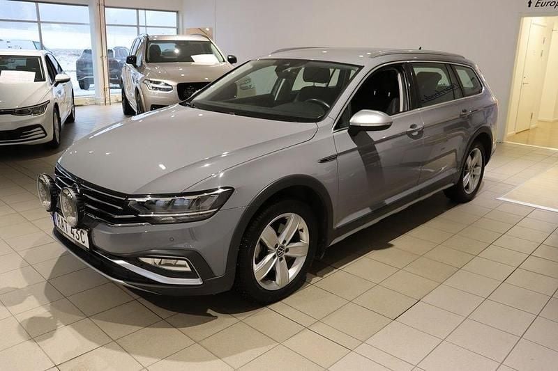 Grå (moonstone grey) Begagnad 2024 VW Passat Alltrack Kombi | 429 000 kr (Dyr) - Bild 1/4