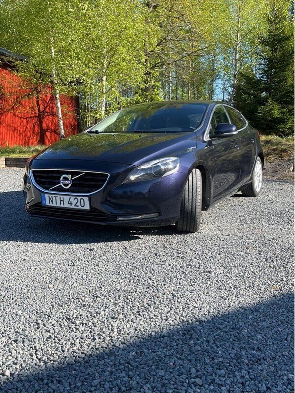 Blå Begagnad 2015 Volvo V40 Momentum Kombi | 130 000 kr (Marknadspris) - Bild 1/4