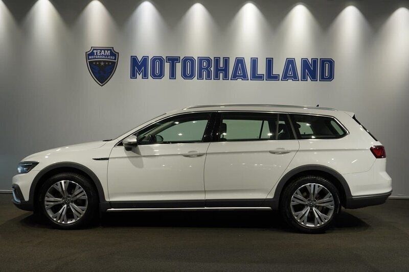 Vit Begagnad 2022 VW Passat Alltrack Kombi | 319 900 kr (Marknadspris) - Bild 1/4