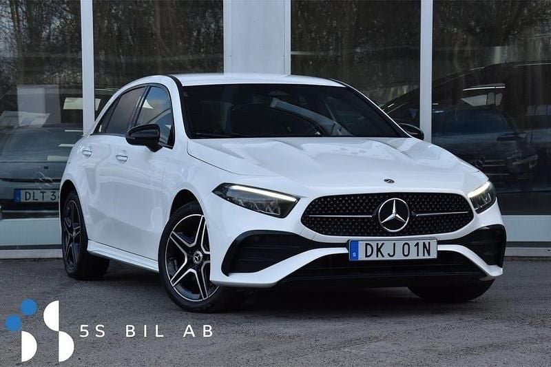 Vit Begagnad 2023 Mercedes A250 AMG | 319 900 kr (Lite dyr) - Bild 1/3