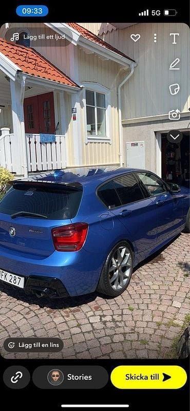 Blå Begagnad 2013 BMW M135 Halvkombi | 200 000 kr (Marknadspris) - Bild 1/4