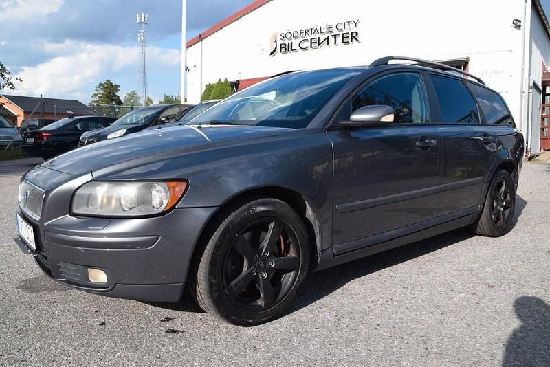 Grå Begagnad 2006 Volvo V50 Kinetic Kombi | 49 900 kr (Dyr) - Bild 1/4