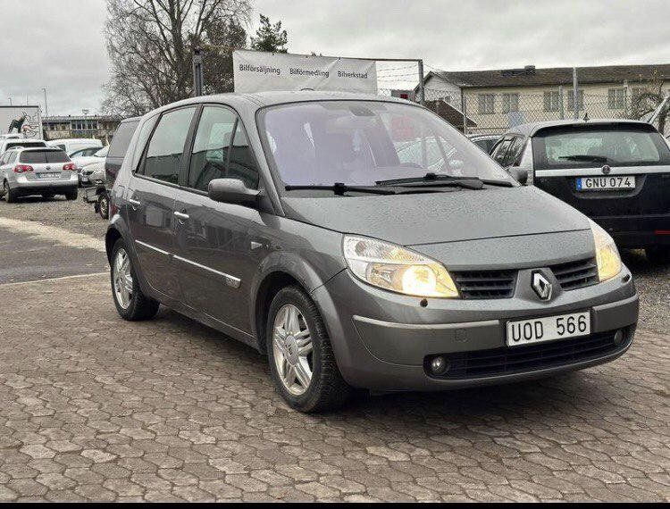Grå Begagnad 2004 Renault Scénic II Minibuss | 24 000 kr (Marknadspris) - Bild 1/4
