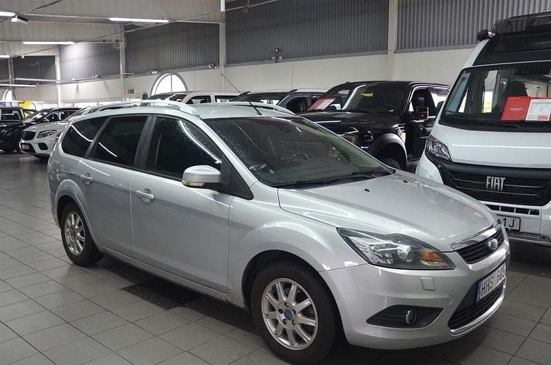 Grå Begagnad 2010 Ford Focus Titanium Kombi | 39 900 kr (Marknadspris) - Bild 1/4