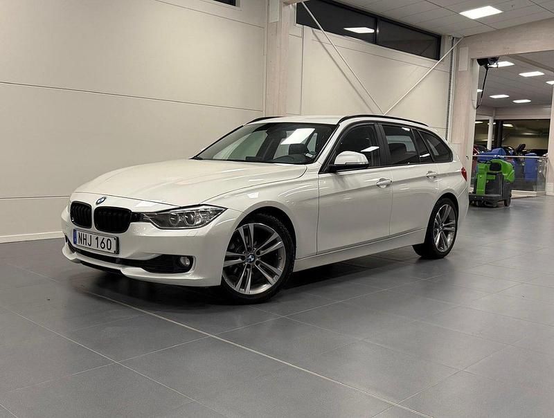 Vit Begagnad 2013 BMW 318 M Sport Kombi | 92 900 kr (Marknadspris) - Bild 1/4