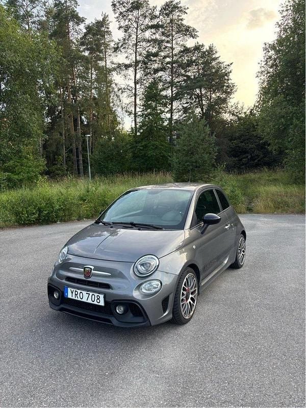 Grå Begagnad 2018 Abarth 595 Halvkombi | 149 000 kr (Bra pris) - Bild 1/4