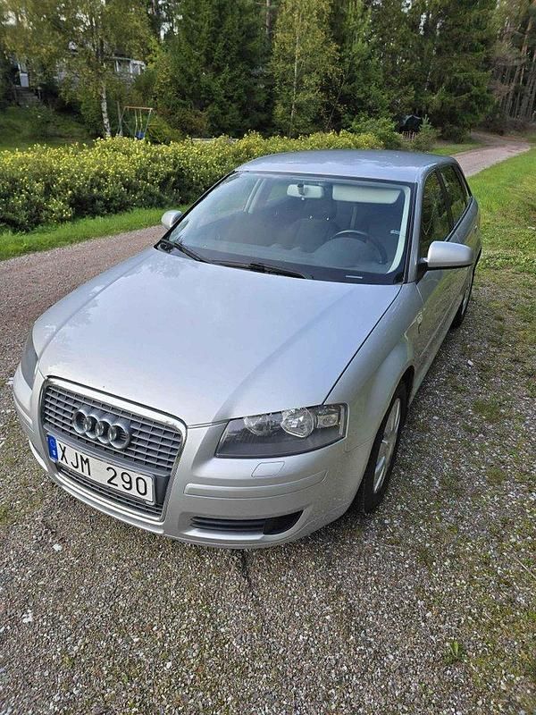Silver Begagnad 2006 Audi A3 Sportback Attraction Halvkombi | 29 000 kr (Superpris) - Bild 1/4