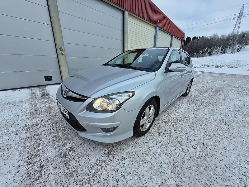 Begagnad Hyundai i30 116 HK (85 kW) 2010 Silvermetallic Halvkombi