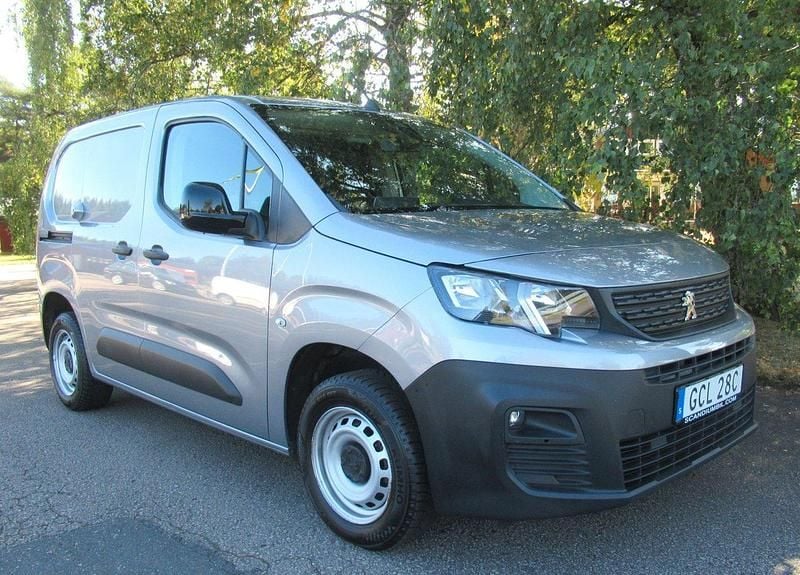 Grå (grå metallic) Begagnad 2022 Peugeot Partner Minibuss | 168 750 kr (Marknadspris) - Bild 1/4