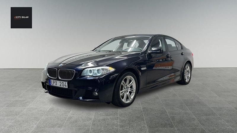 Svart Begagnad 2011 BMW 520 M Sport Sedan | 134 900 kr (Lite dyr) - Bild 1/4