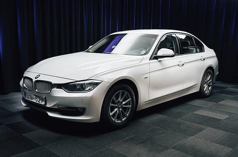 Vit Begagnad 2013 BMW 320 Sedan | 134 900 kr (Marknadspris) - Bild 1/4