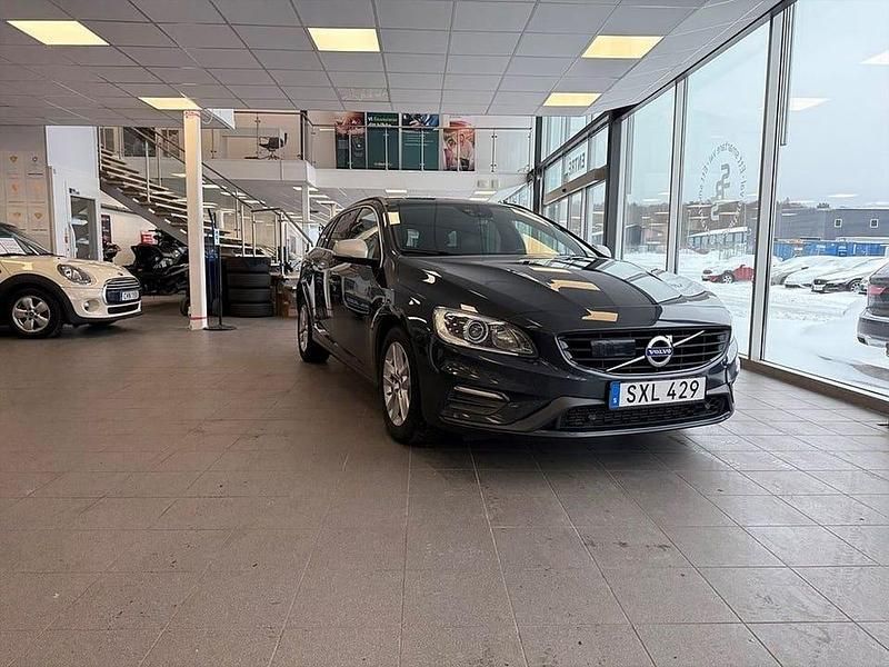 Grå Begagnad 2017 Volvo V60 Kombi | 199 900 kr (Dyr) - Bild 1/4