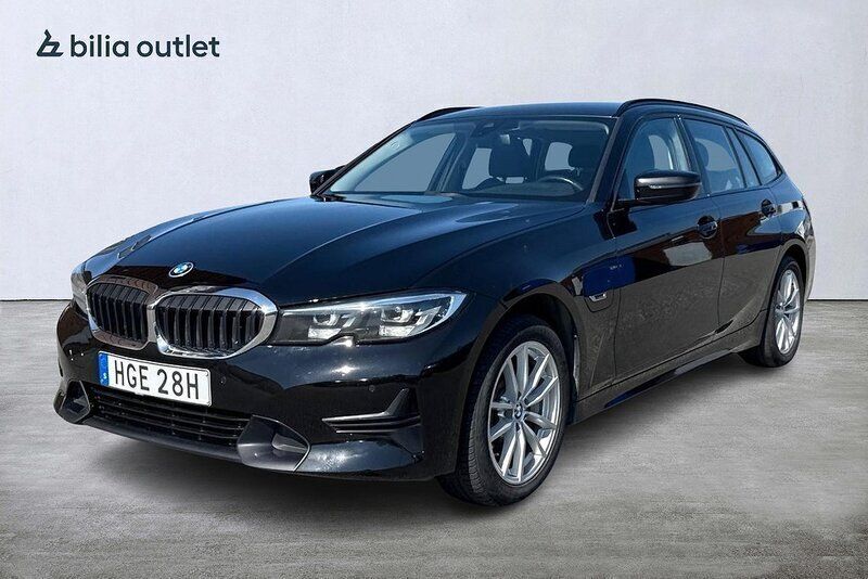 Svart Begagnad 2021 BMW 330e Sport Line Kombi | 259 900 kr (Superpris) - Bild 1/4