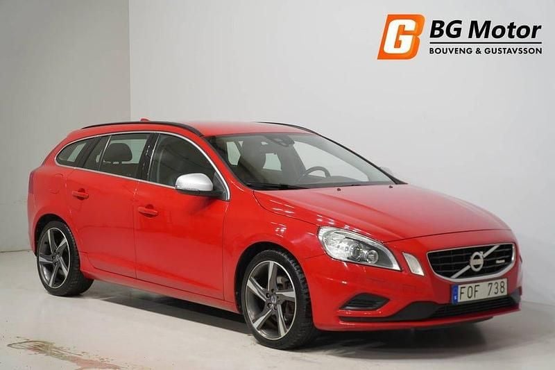 Röd Begagnad 2011 Volvo V60 R-Design Kombi | 159 900 kr (Marknadspris) - Bild 1/4