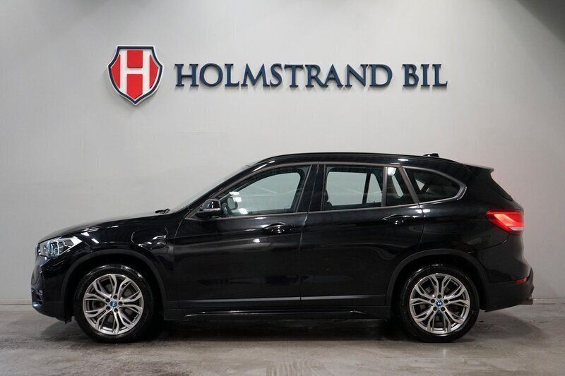 Svart Begagnad 2021 BMW X1 Sport Line SUV | 274 900 kr (Bra pris) - Bild 1/4