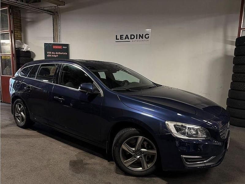 Blå Begagnad 2015 Volvo V60 Momentum Kombi | 129 900 kr (Marknadspris) - Bild 1/4