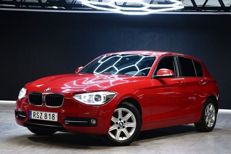 Röd Begagnad 2015 BMW 118 Sport Line Halvkombi | 119 800 kr (Superpris) - Bild 1/4