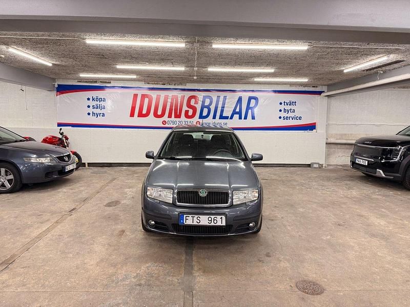 Mörkgrå Begagnad 2007 Skoda Fabia Halvkombi | 24 900 kr (Marknadspris) - Bild 1/4