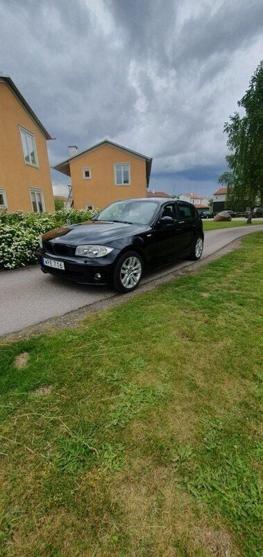 Svart Begagnad 2005 BMW 120 Advantage Halvkombi | 39 000 kr (Bra pris) - Bild 1/4