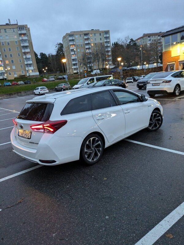 Vit Begagnad 2015 Toyota Auris Touring Sports Active Kombi | 114 900 kr (Marknadspris) - Bild 1/4