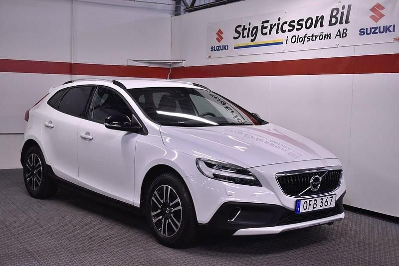 Begagnad Volvo V40 Momentum 150 HK (110 kW) 2017 Vit Halvkombi