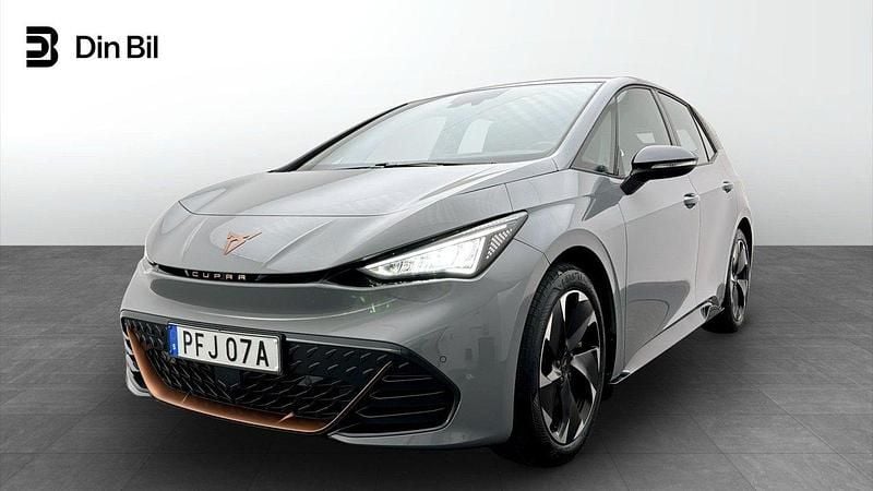 Ljusgrå (vapor grey) Begagnad 2023 Cupra Born e-Boost Halvkombi | 269 900 kr (Marknadspris) - Bild 1/4