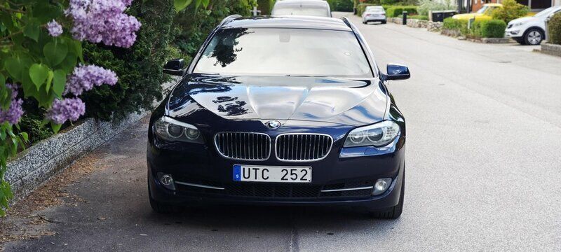 Blå Begagnad 2012 BMW 525 Kombi | 112 500 kr (Marknadspris) - Bild 1/4