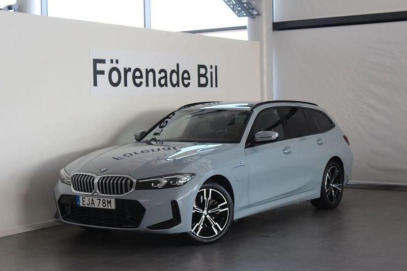 M brooklyn grå Begagnad 2025 BMW 330 M Sport Kombi | 479 000 kr - Bild 1/4