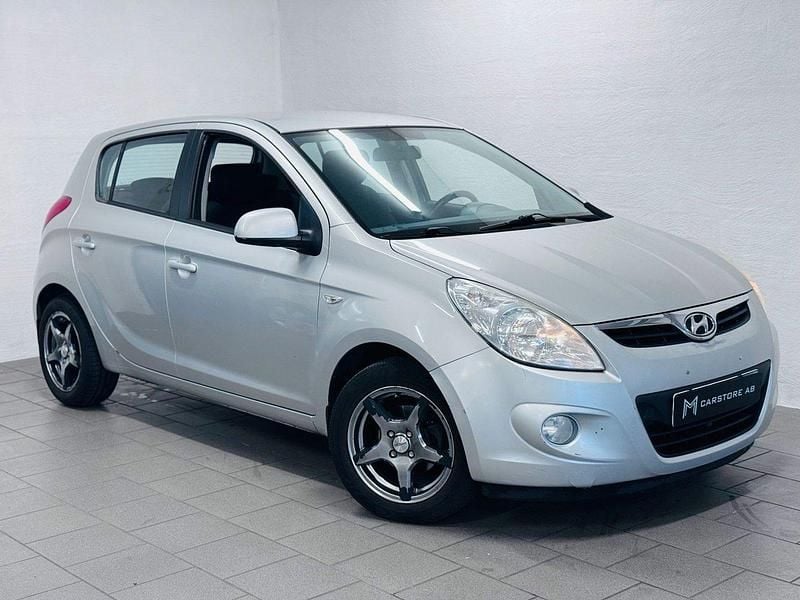 Silver Begagnad 2009 Hyundai i20 Premium Halvkombi | 29 900 kr (Lite dyr) - Bild 1/4