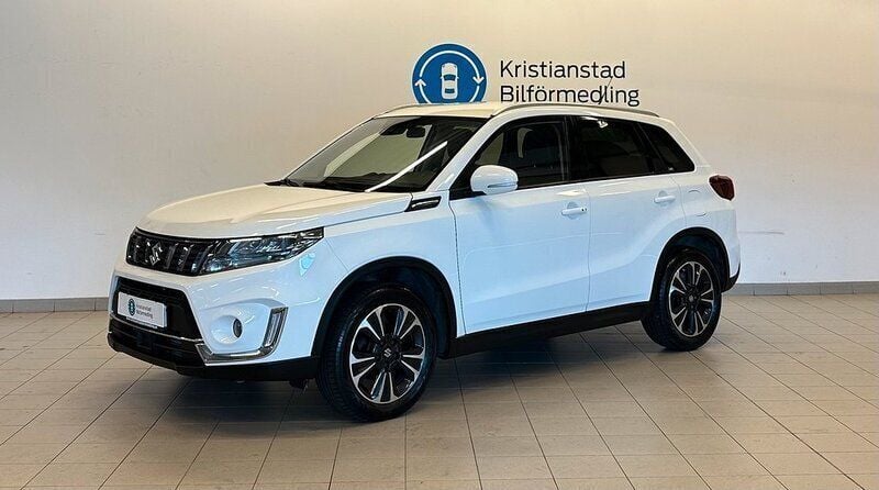 Vit Begagnad 2021 Suzuki Vitara SUV | 199 900 kr (Marknadspris) - Bild 1/4