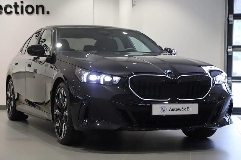 Begagnad BMW 550 Comfort Edition 496 HK (364 kW) 2024 Svart Sedan