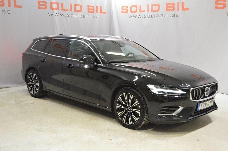 Svart (onyx black) Begagnad 2023 Volvo V60 Core Kombi | 389 900 kr (Bra pris) - Bild 1/4