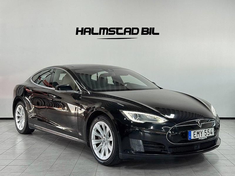 Svart Begagnad 2014 Tesla Model S Sedan | 219 500 kr (Marknadspris) - Bild 1/4
