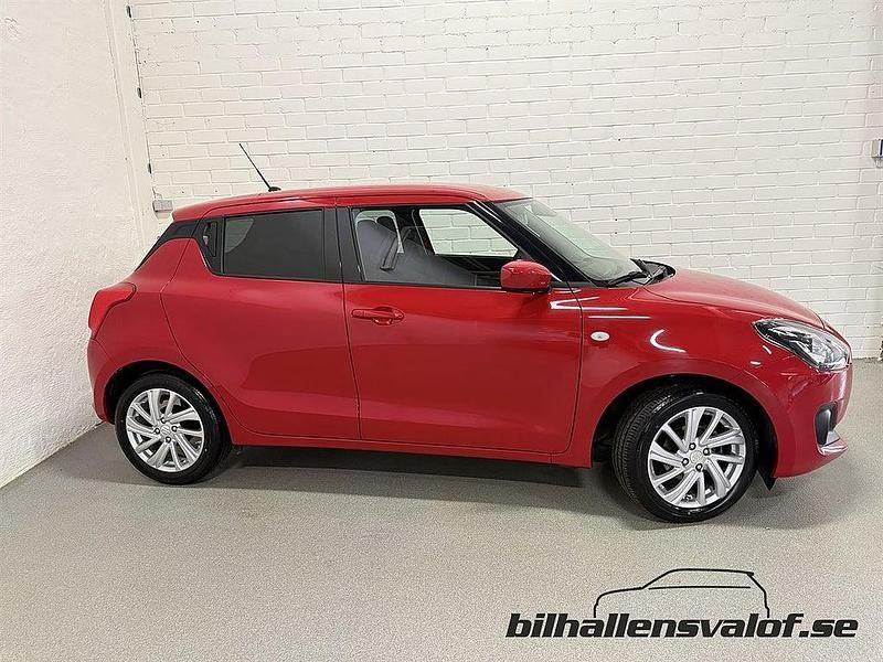 Begagnad Suzuki Swift 83 HK (61 kW) 2022 Röd Halvkombi