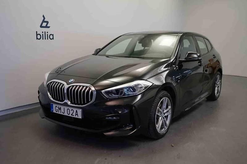 Svart Begagnad 2024 BMW 118 Halvkombi | 299 500 kr (Lite dyr) - Bild 1/1