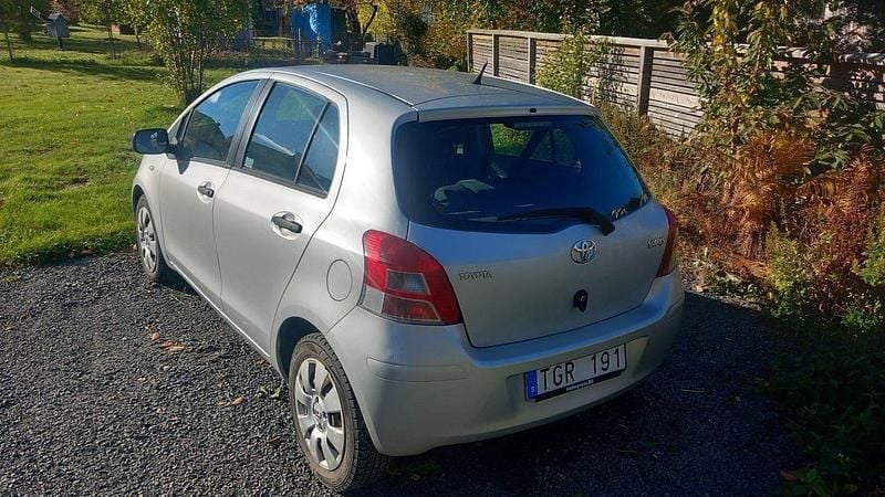 Silver Begagnad 2010 Toyota Yaris Halvkombi | 38 000 kr (Marknadspris) - Bild 1/4