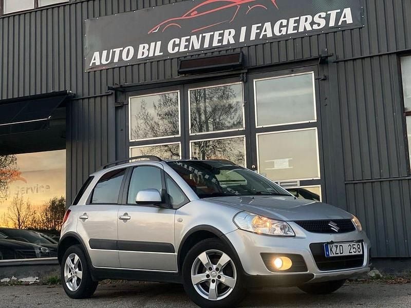 Grå Begagnad 2010 Suzuki SX4 Halvkombi | 74 900 kr (Marknadspris) - Bild 1/4