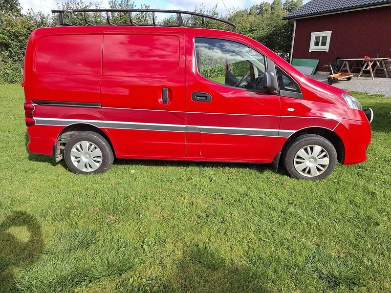 Röd Begagnad 2019 Nissan NV200 Van | 65 000 kr (Bra pris) - Bild 1/4