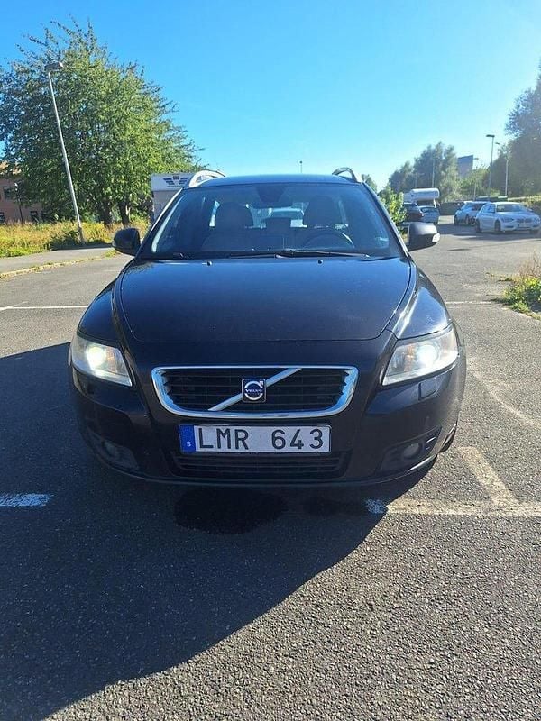 Svart Begagnad 2010 Volvo V50 Summum Kombi | 29 900 kr (Marknadspris) - Bild 1/4