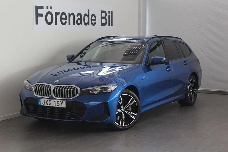 Blå Begagnad 2024 BMW 330e M Sport Kombi | 519 000 kr (Marknadspris) - Bild 1/4