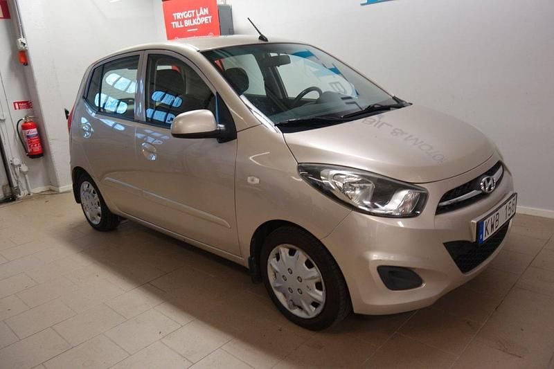 Ljusbrun (brunmetallic) Begagnad 2012 Hyundai i10 Premium Halvkombi | 34 900 kr (Marknadspris) - Bild 1/4
