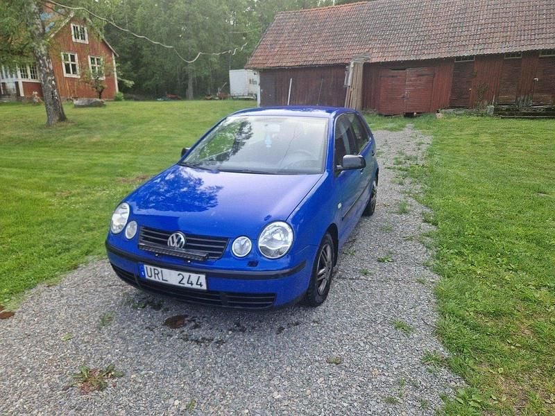 Blå Begagnad 2004 VW Polo Basis Halvkombi | 35 000 kr (Dyr) - Bild 1/3