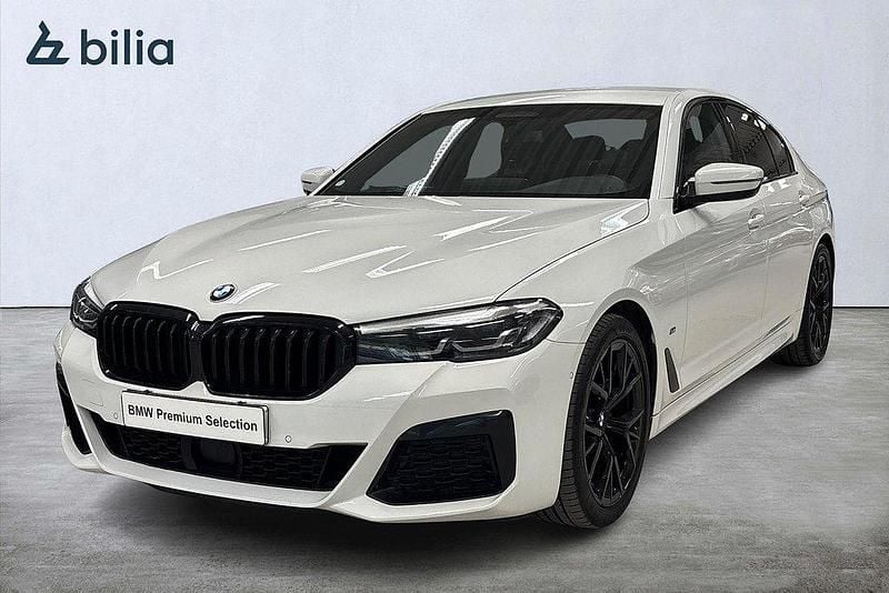 Vit (alpinvit) Begagnad 2021 BMW 520 M Sport Sedan | 394 900 kr (Marknadspris) - Bild 1/4