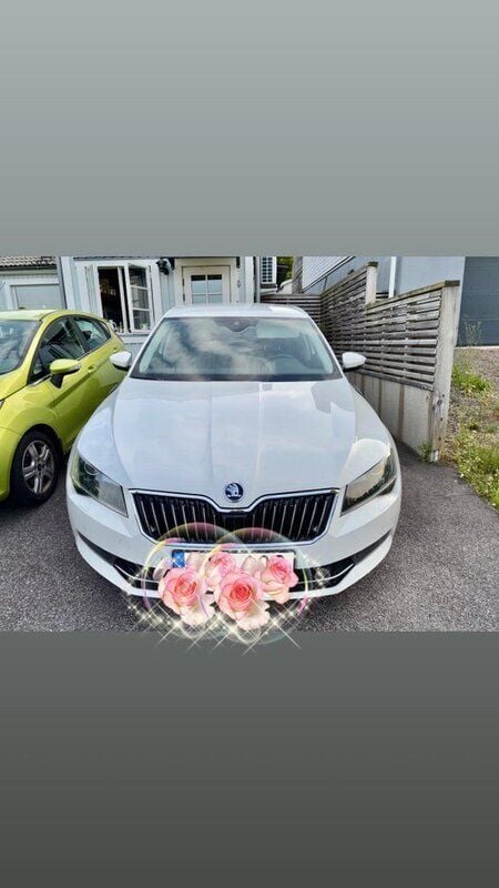 Vit Begagnad 2016 Skoda Superb Halvkombi | 120 000 kr (Lite dyr) - Bild 1/4
